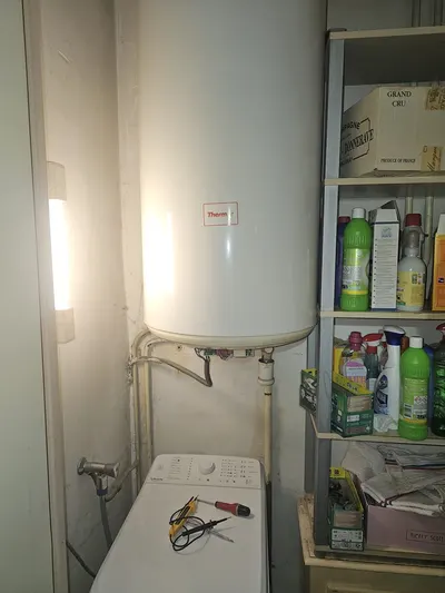 Chauffe-eau électrique dans un cellier encombré avec groupe de sécurité et flexibles, dépannage pour absence d'eau chaude par AS Depann