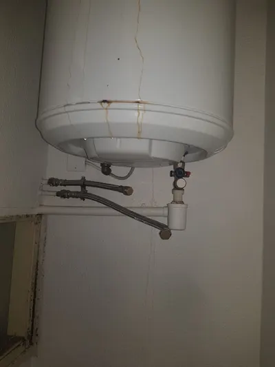 Chauffe-eau électrique horizontal fixé au plafond avec groupe de sécurité, ballon de placard typique des appartements lyonnais dépanné par AS Depann