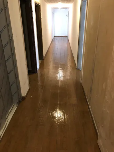 Couloir au parquet ciré dans un appartement, sol sec après séchage, résultat attendu une fois le dégât des eaux déclaré, réparé et séché, guide AS Depann