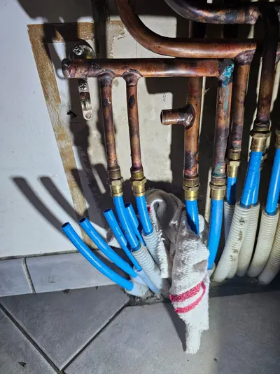 Nourrice de raccordement cuivre et PER sur un chantier de plancher chauffant réalisé par AS Depann