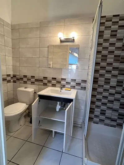 Salle de bain complète rénovée avec WC, meuble vasque et carrelage mosaïque, réalisation AS Depann
