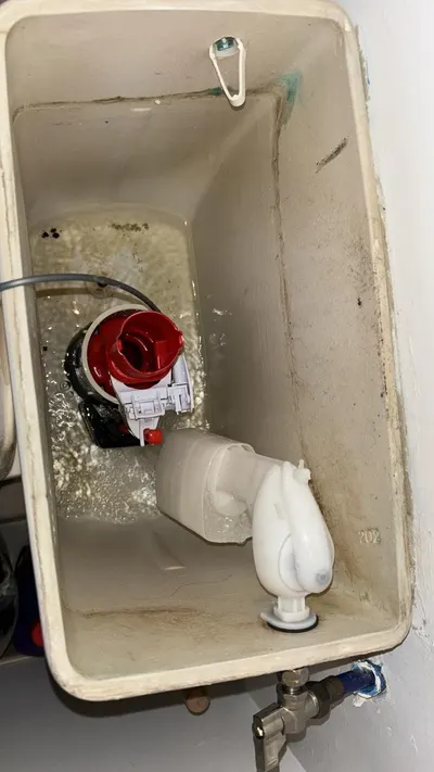 Sanibroyeur ouvert avec moteur rouge lors d'un dépannage, panne fréquente des studios et résidences étudiantes de Bron, réparée par AS Depann