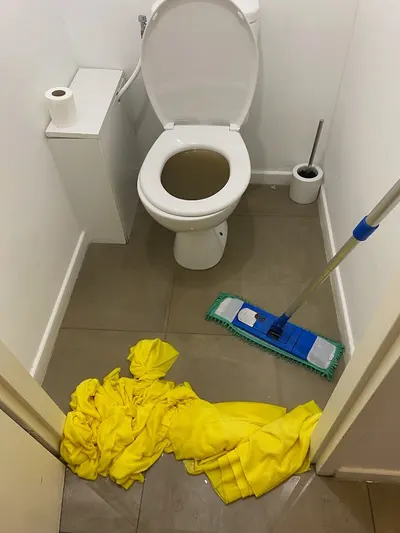Toilettes bouchées avec eau stagnante et serpillière au sol, dépannage typique d'un dimanche matin réalisé par AS Depann
